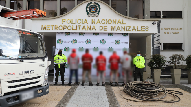 Fueron sorprendidos hurtando cable para obtener cobre