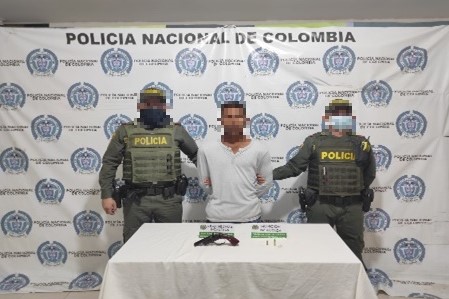 1 persona capturada-policías custodiando-elemento incautado