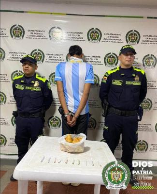 Persona capturada-policías custodiando