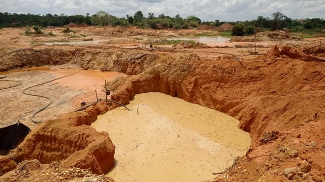 En el marco de la estrategia contra los crímenes al ambiente, capturaron a cuatro personas y destruyeron motores.