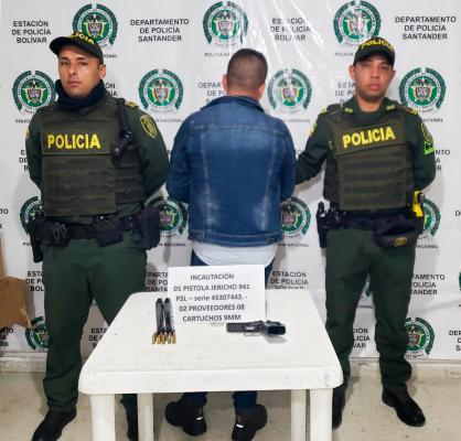 Persona capturada-policías custodiando