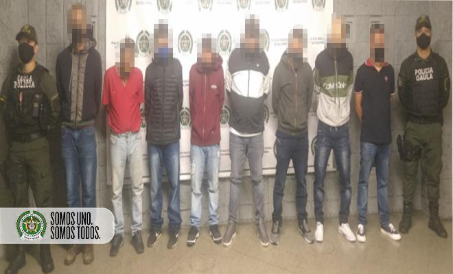 Policías custodian a capturados de grupo delincuencial los del doce en Medellín