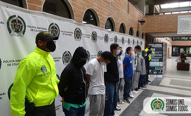 Policías custodian a personas capturas en Medellín por delitos como el homicidio y porte ilegal de armas