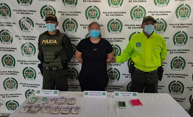 1 persona capturada-policías custodiando-dinero incautado 