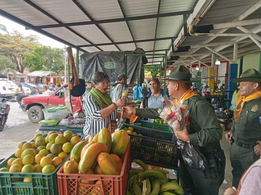 El grupo de Carabineros del Departamento de Policía Valle, entregó un pequeño detalle a las madres que laboran en la plaza de mercado.