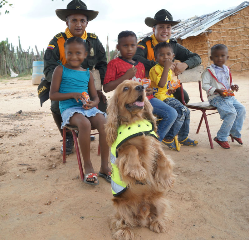 carabineros-policia-colombia-regalos-ninos