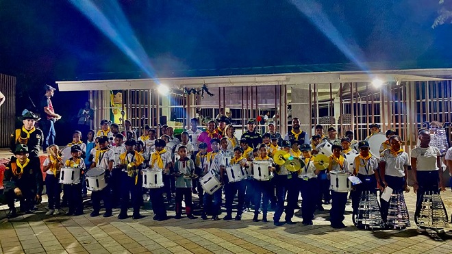 Grupo de carabineritos junto con uniformados de la policía en entrega de instrumentos musicales