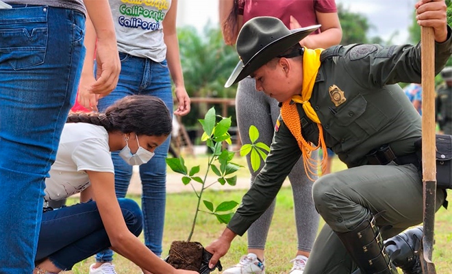 Carabineros y civil juvenil ambiental