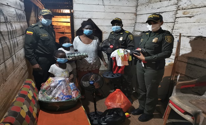 Cargados de regalos, policía llego hasta el barrio porvenir de Quibdó para alegrar la vida de una familia vulnerable.