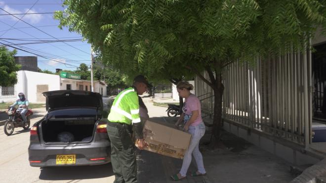 Cargando la caja en el vehículo para transportar los alimentos a repartir