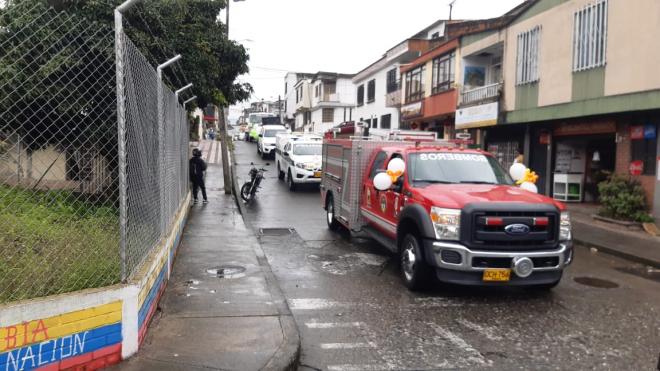 En una rápida acción la Policía Nacional hizo efectiva la captura de dos hombres en el municipio de Génova por el delito de homicidio. El hecho ocurrió en la Carrera 10 con Calle 26 del barrio Centro, lugar donde se estaba presentando una riña resultando lesionado un hombre extranjero de 28 años de edad, el cual es trasladado hasta el Hospital San Vicente de Paúl, falleciendo debido a la gravedad de las heridas ocasionadas con arma cortopunzante. En la acción fueron capturados dos sujetos de 25 y 31 años de