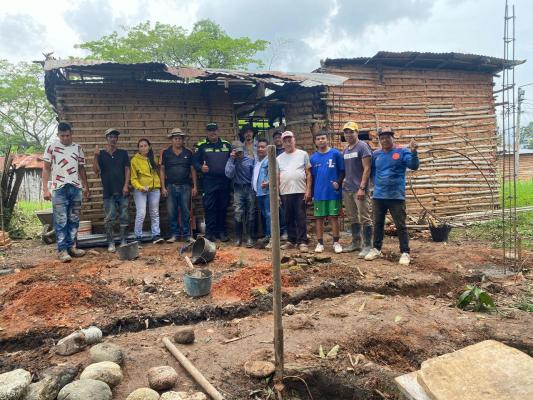 En Chaparral, la Policía Nacional con sus gestores comunitarios cumplen el sueño de un adulto mayor de tener una casa nueva