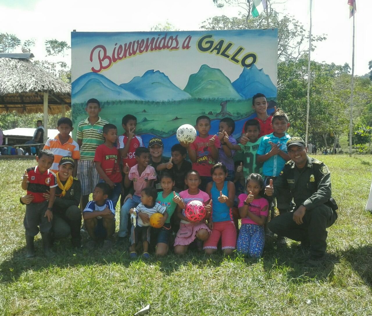 Compartir niños de la vereda Gallo
