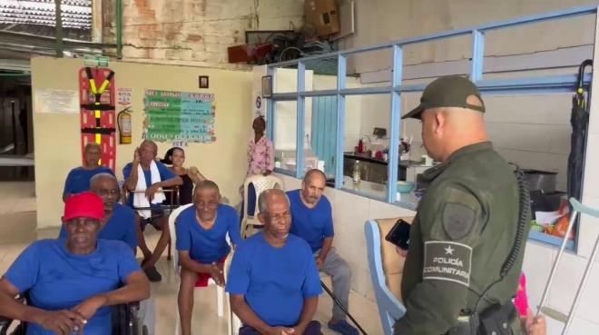Los abuelos, contagiados por la energía, se levantaron de sus asientos y comenzaron a bailar. 