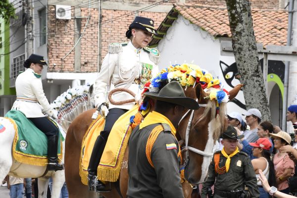 Más de 400 uniformados participaron en desfiles y actividades que resaltan la unión y la seguridad en el territorio.