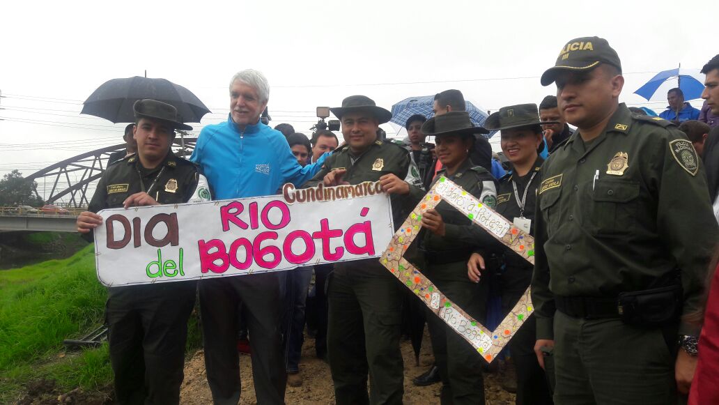 alcalde-de-bogota-con-policia-celebrando-dia-rio-bogota