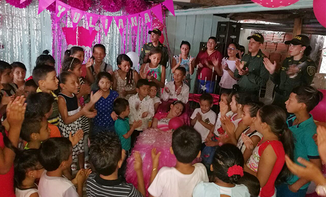 La Policía Nacional-le-celebró-los-15 años-a-una-niña-con-deficiencia motriz-y-sin habla