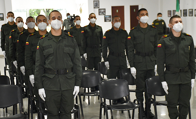 24 Auxiliares de Policía juran bandera en la ESBOL