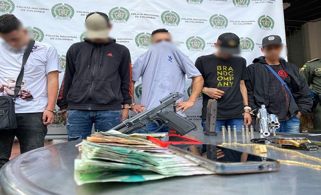 Personas capturadas-policías custodiando