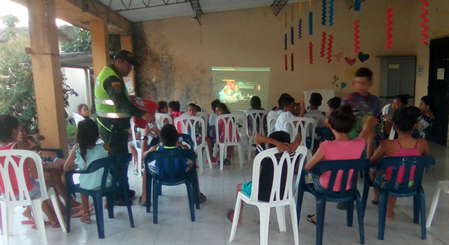 Con-“cine al parque”-la Policía Nacional-promueve la sana convivencia-en el Meta