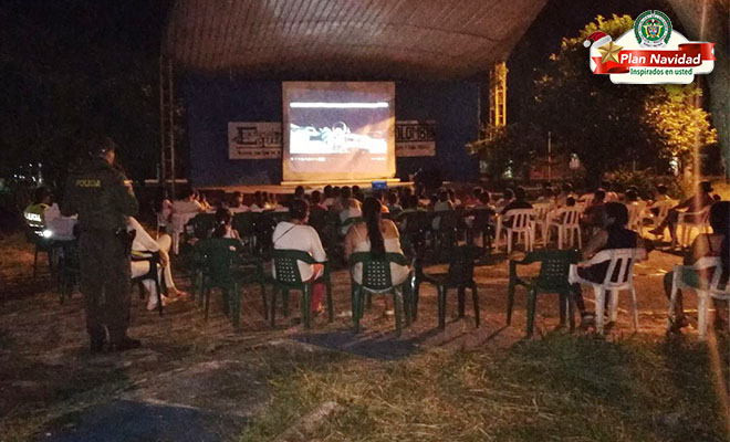 A-San Juan de Arama–Meta-la Policía Nacional-llevó-la estrategia-“cine por la paz”
