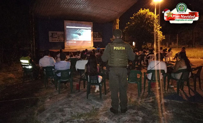 A-San Juan de Arama–Meta-la Policía Nacional-llevó-la estrategia-“cine por la paz”