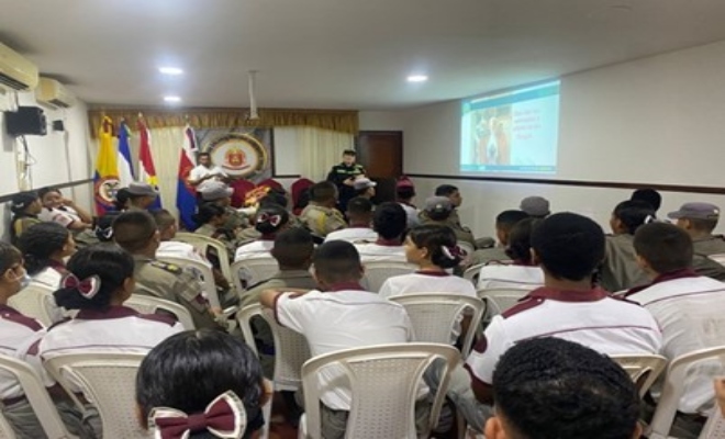 Policía comunitaria realiza campaña en colegio militar 