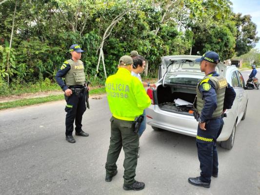 Policías registrando personas