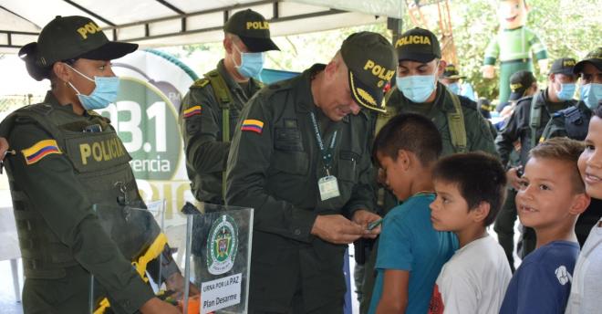 comandante escucha a la comunidad
