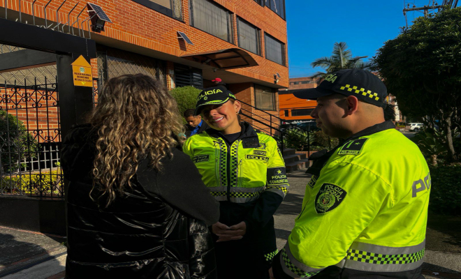 Policías fomentando la participación ciudadana en los frentes de seguridad