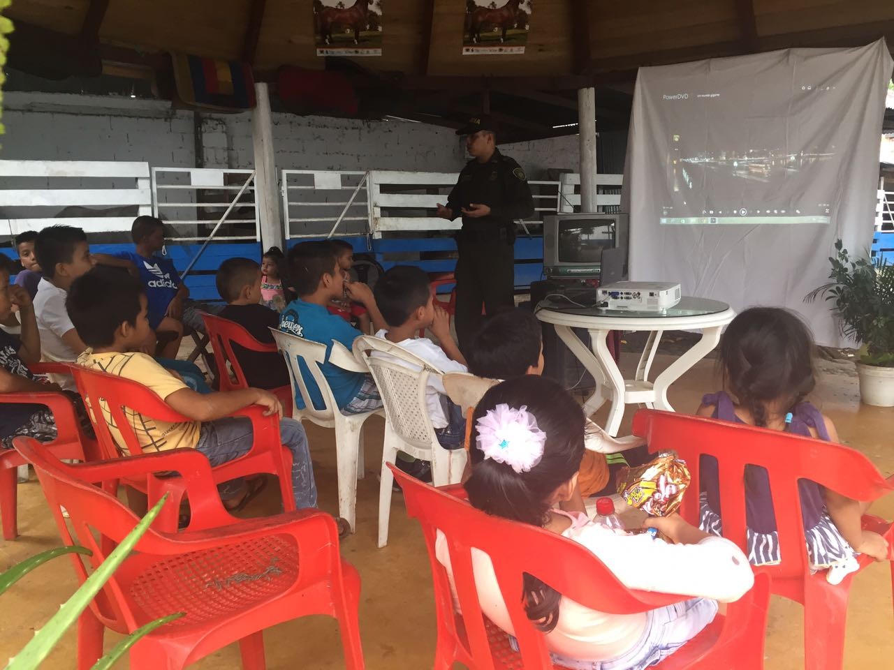 La Policía Nacional con educación le hace frente a la drogadicción.