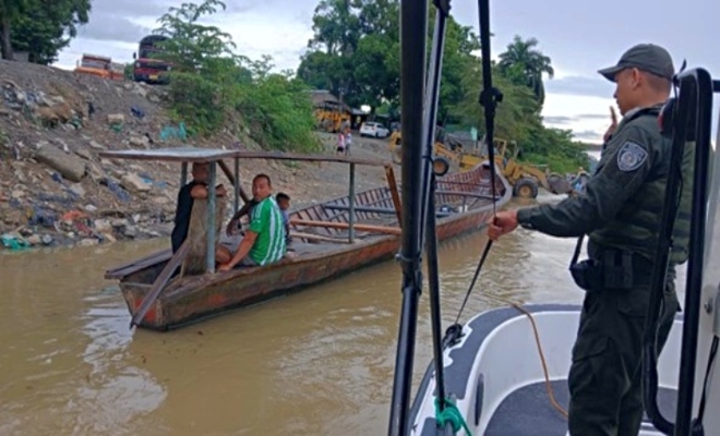 El Grupo de Carabineros recorre el Rio Sinú con campaña ecologica