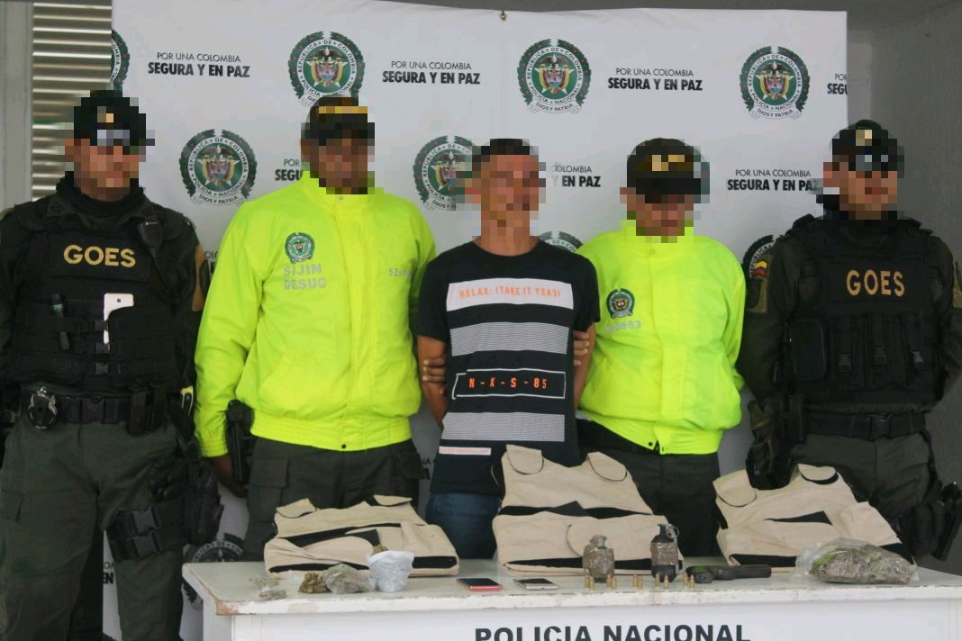 Con material de guerra en sus manos 