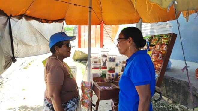 Con alegría atiende a sus clientes