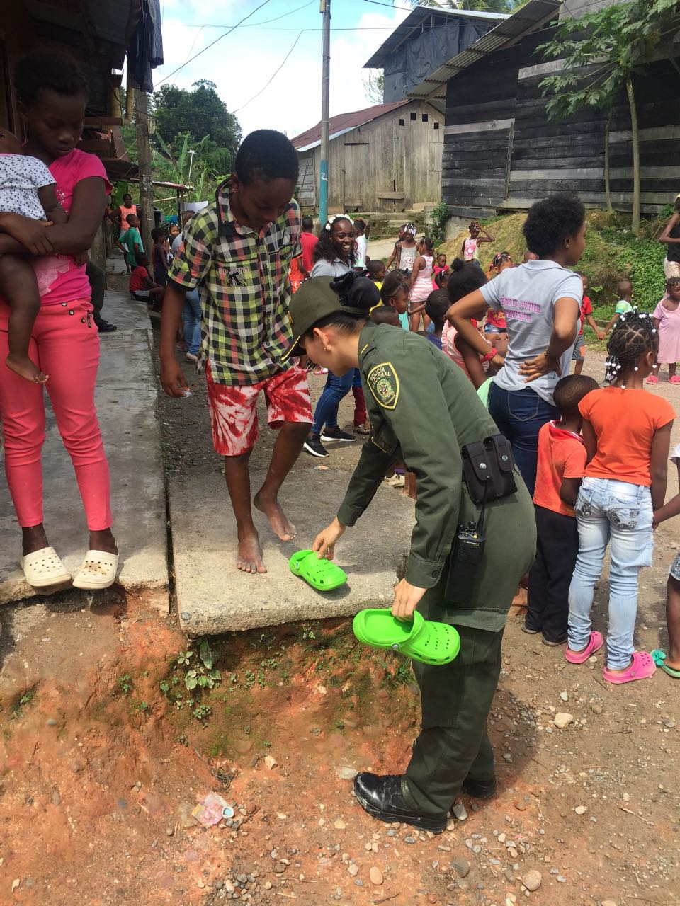 Con-juegos-y-regalos-educamos-niños-en-Quibdó.