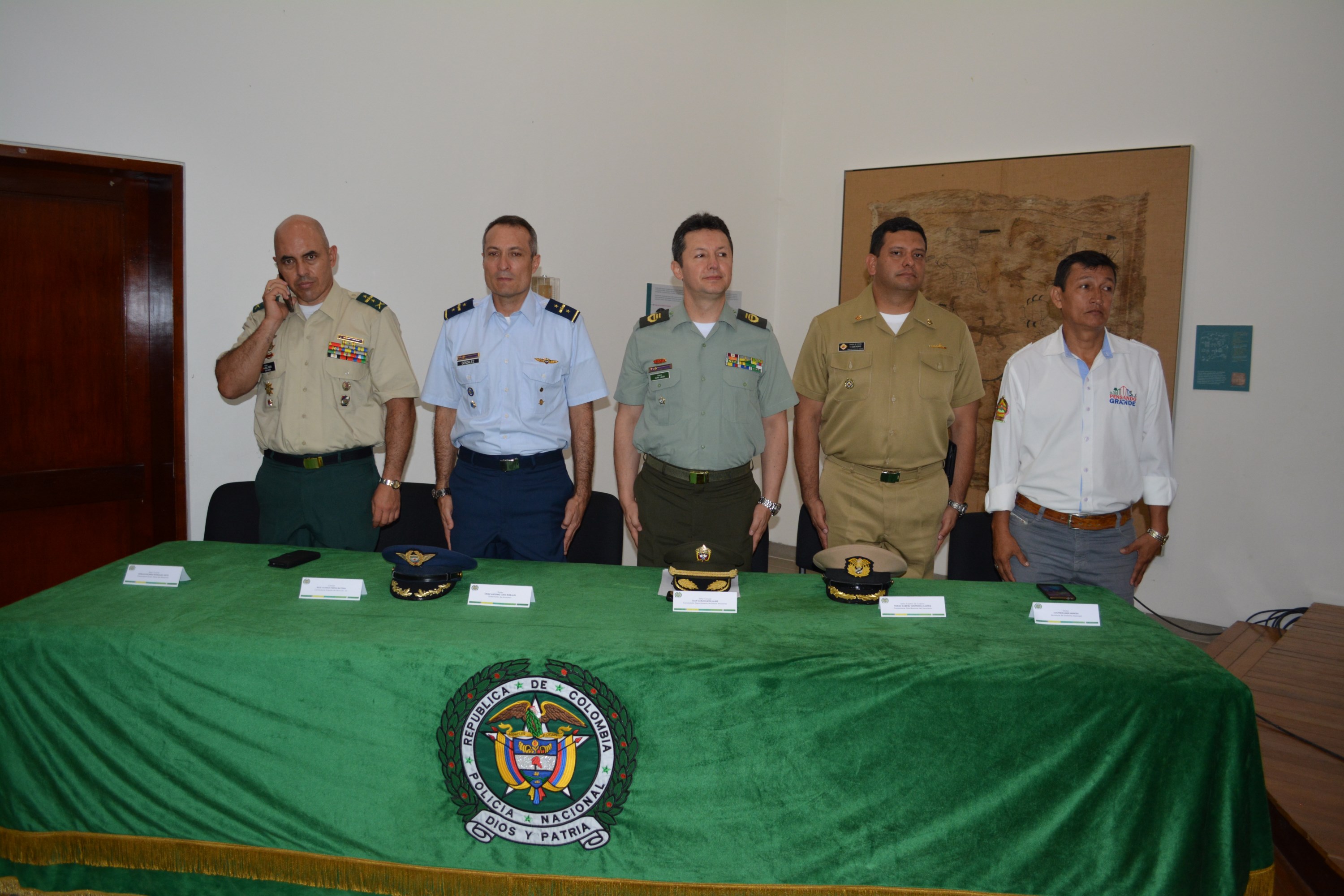 Personalidades de la región y abnegados policías fueron condecorados en ceremonia especial