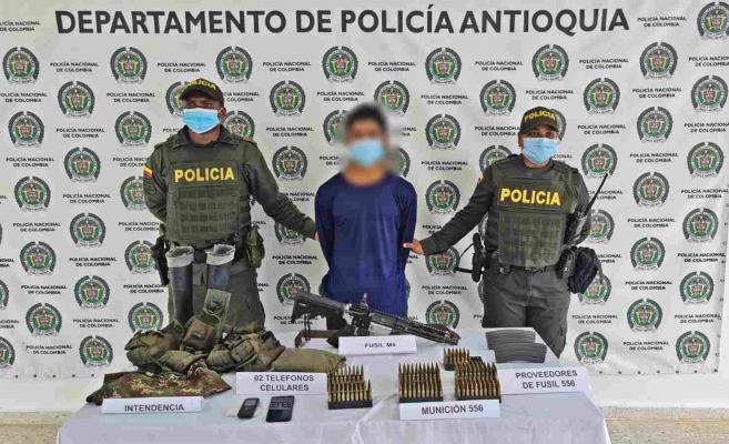 persona capturada-policías custodiando