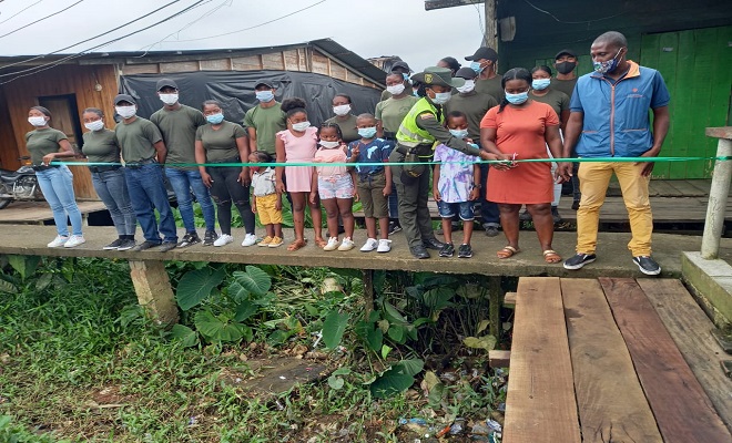 Construimos puente peatonal de madera para la comunidad del barrio horizonte parte baja.