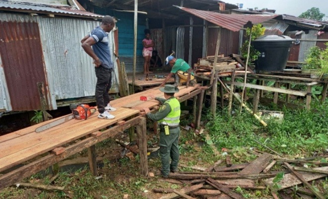 Construimos puente peatonal de madera para la comunidad del barrio horizonte parte baja.