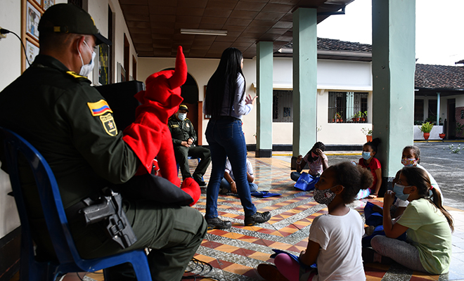 La Escuela de Policía Simón Bolívar brinda alegría a los niños 