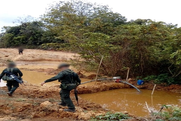 En el procedimiento policial se incautó una retroexcavadora y dos motobombas