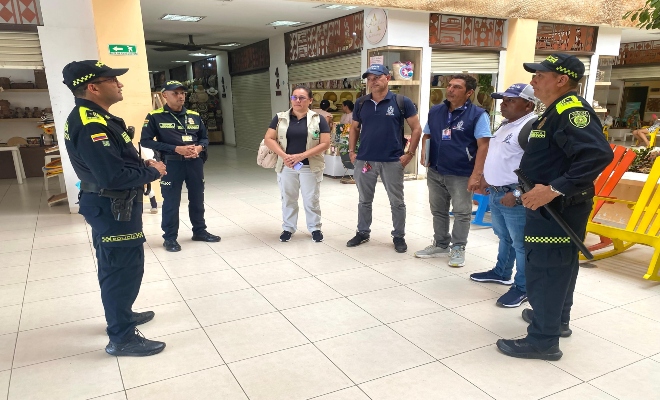 Autoridades dando charlas de los documentos reglamentarios en los establecmimientos 