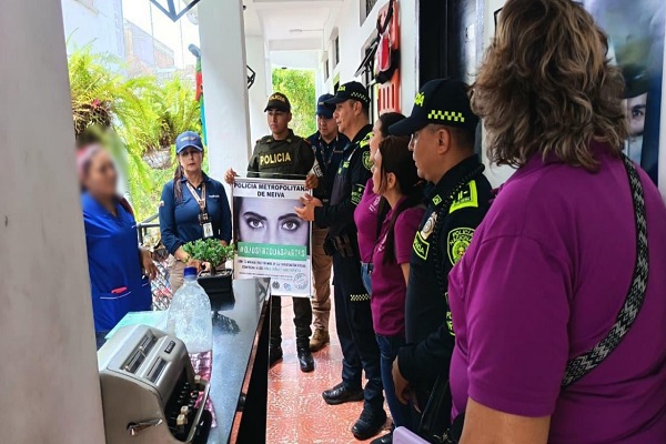 Tres Policías en actividades de control con la comunidad
