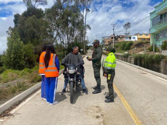 Policías realizando campaña