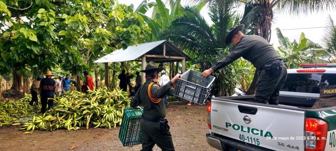 Comunidad vendiendo plátano 