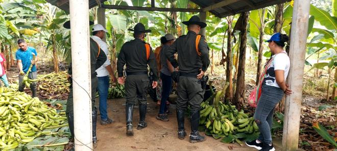 Comunidad vendiendo plátano 