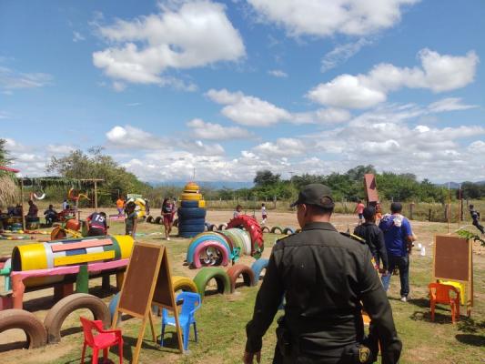 Utilizando llantas, botellas plásticas, tubos, madera, cartón y plástico uniformados de la Policía Tolima realizaron la creación