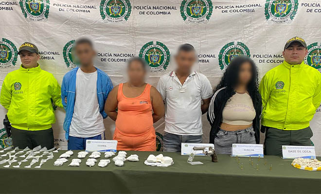 Durante los procedimientos, los investigadores hallaron un revólver calibre 38, nueve cartuchos, cerca de mil dosis de cocaína y 696 dosis de base de coca