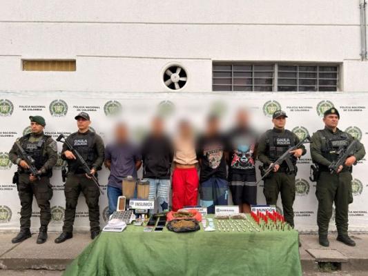 cuatro policías, en el medio de ellos cinco hombres capturados con estupefacientes