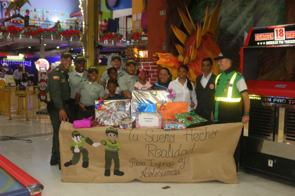 Policía-cumple-el-sueño-de-Carolay-una-niña-con-parálisis-cerebral.